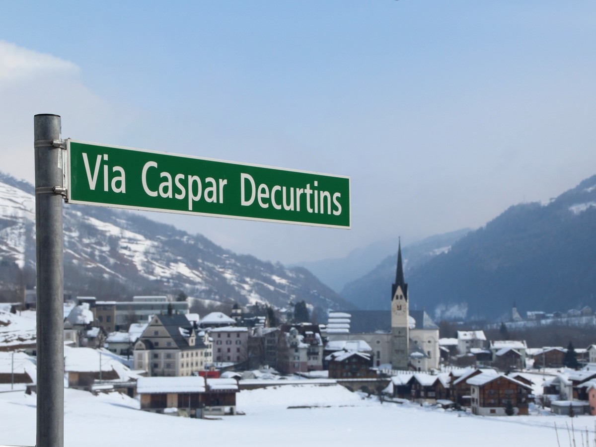 Nicht nur, aber auch als Strassenname in Trun GR präsent: Caspar Decurtins hat in der politischen Kultur der Surselva Spuren hinterlassen, die bis heute deutlich spürbar sind.
https://commons.wikimedi ...