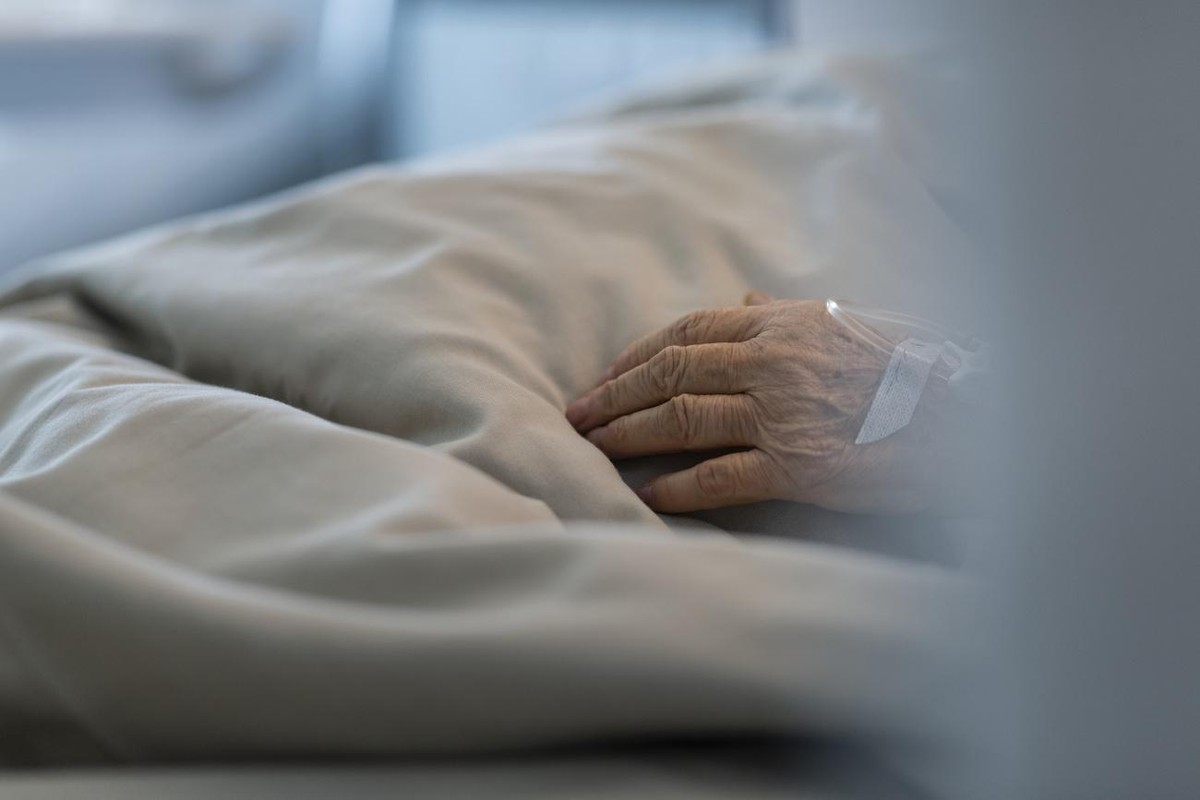 Eine Patientin liegt auf der Abteilung fuer COVID-Patienten im HFR Freiburg Kantonsspital, am Donnerstag, 26. November 2020 in Fribourg. (KEYSTONE/Alessandro della Valle)