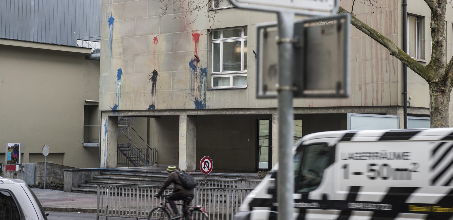 Die Fassade des Polizeigebäudes wurde mit Farbbomben beworfen.&nbsp;