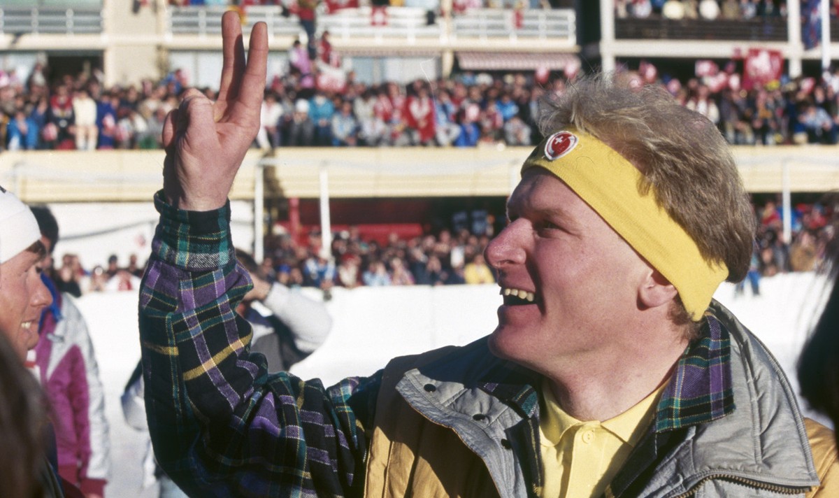 Der Schweizer Skirennfahrer Peter Mueller gewinnt an der Ski-Weltmeisterschaft 1987 in Crans-Montana, Schweiz, Gold und zeigt das Siegeszeichen. (KEYSTONE/Str)