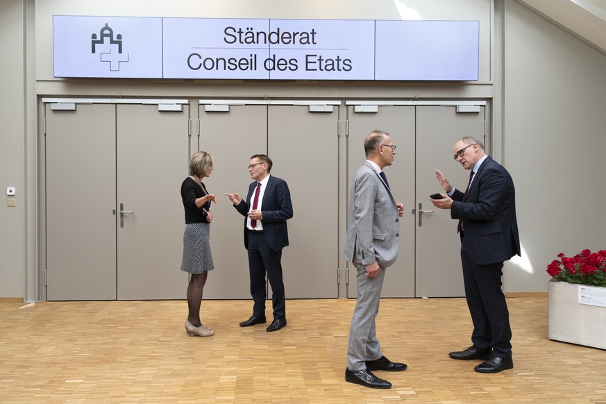 Die Staenderaete Maya Graf, GP-BL, Pirmin Bischof, CVP-SO, Hannes Germann, SVP-SH, und Hansjoerg Knecht, SVP-AG, von links, diskutieren waehrend der ausserordentlichen Session der Eidgenoessischen Rae ...