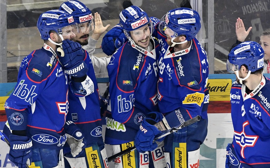 Die Klotener jubeln mit Torschuetze Andri Spiller (Nr.66) nach seinem Tor zum 3-1 fuer Kloten im 3. Eishockey Playoff Finale der Swiss League EHC Kloten gegen den EHC Olten in Kloten am Samstag, 16. A ...