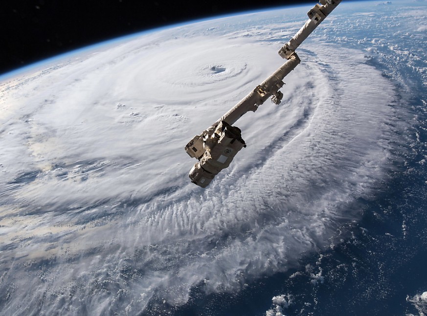 Drei Raumfahrer haben sich von der Raumstation ISS auf den Weg zur Erde gemacht. (Archivbild)