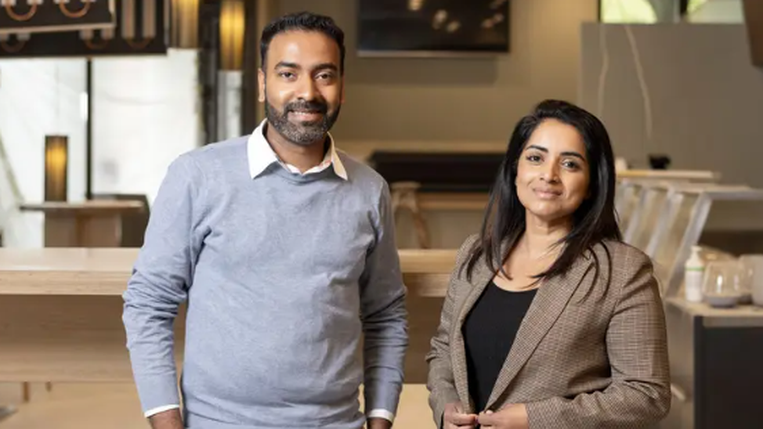 Anitha Sivakumar (r.) und Sarankan Ravendran in der Baustelle ihres Restaurants an der Limmatstrasse in Zürich.