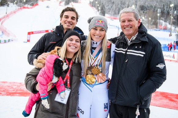 190210 Lindsay Vonn of USA celebrates with family Karin, Reed and Alan Kildow after women s downhill during the FIS Alpine World Ski Championships on February 10, 2019 in �re. Photo: Joel Marklund / B ...