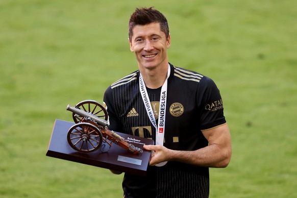 epa09222018 Robert Lewandowski of FC Bayern Muenchen poses with the top goalscorer of the season award following the Bundesliga match between FC Bayern Muenchen and FC Augsburg at Allianz Arena in Mun ...