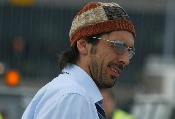 Juventus star Gianluigi Buffon arrives at Manchester airport ahead of his side&#039;s UEFA Champion&#039;s League final against AC Milan at Old Trafford, Monday May 26, 2003. UK OUT EPA-PHOTO/PA/Phil  ...