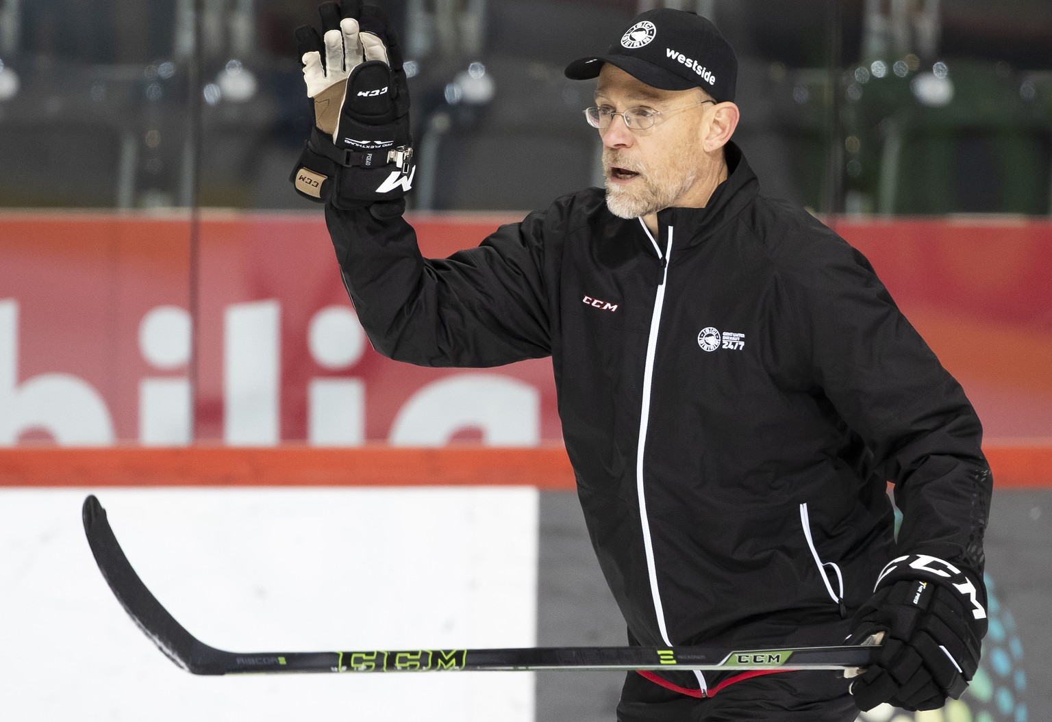 Der neue Trainer des SC Bern, Hans Kossmann, waehrend seinem ersten Training mit dem SC Bern, am Mittwoch, 29. Januar 2020 in der Postfinance Arena in Bern. (KEYSTONE/Peter Klaunzer)