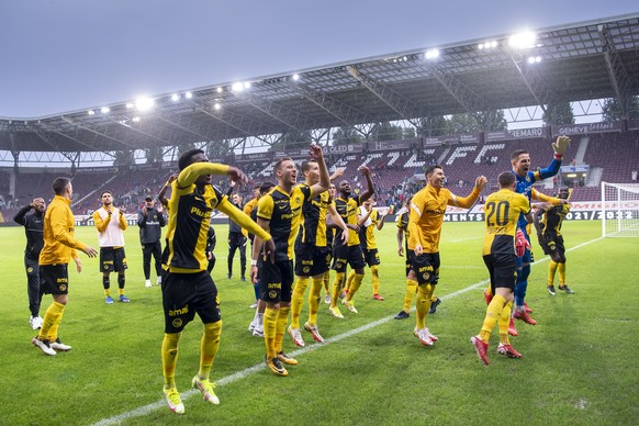 Les joueurs bernois laissent eclater leur joie devant leurs supporters, lors de la rencontre de football de Super League entre le Geneve Servette FC et le BSC Young Boys, ce dimanche 3 octobre 2021 au ...