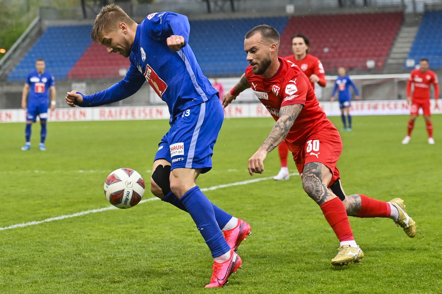 Luzerns Martin Frydek, links, gegen Vaduz? Gabriel Luechinger, im Fussball Super League Spiel zwischen dem FC Vaduz und dem FC Luzern, am Samstag, 1. Mai 2021, im Rheinpark Stadion in Vaduz. (KEYSTONE ...