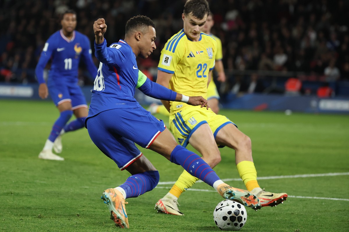 epa12524420 Frances Kylian Mbappe (L) and Ukraines Taras Mykhavko (R) in action during the 2026 FIFA World Cup European Qualifiers Group D soccer match between France and Ukraine in Saint Denis, nea ...