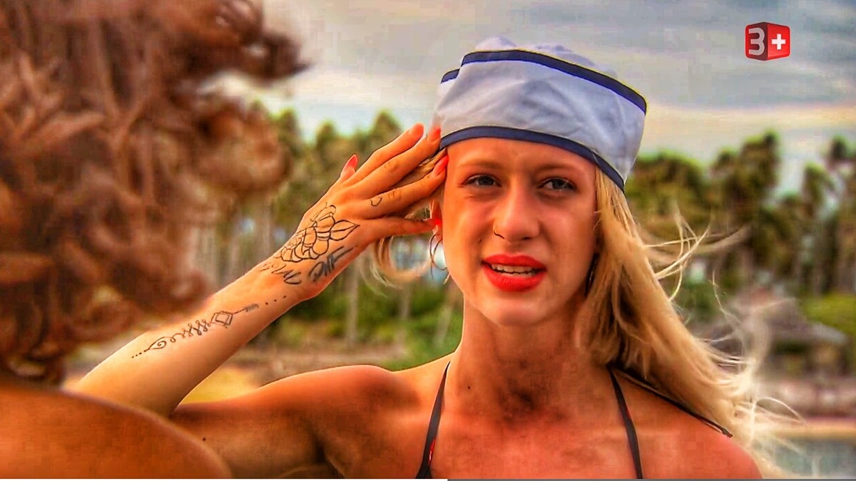 Julia zeigt uns ihre Tattoos.