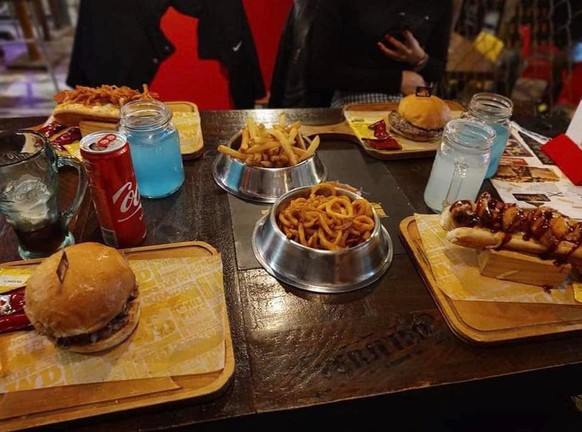 we want plates
https://www.reddit.com/r/WeWantPlates/comments/s5egvj/theres_a_place_in_puebla_mexico_where_you_can_eat/