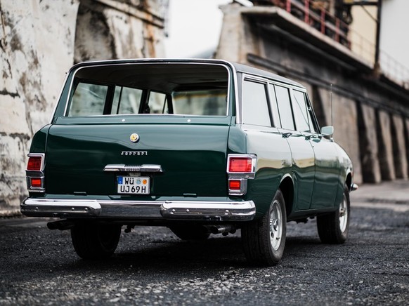 William F. Harrah Jerrari Jeep Wagoneer Ferrari auto retro design https://www.classicdriver.com/en/car/jeep/grand-wagoneer/1969/495566