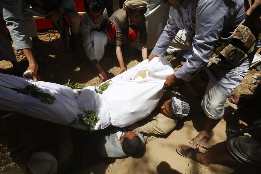 Aufständische Huthi-Rebellen beerdigen einen gefallenen Mitstreiter – er war bei einem saudischen Luftangriff ums Leben gekommen.&nbsp;&nbsp;