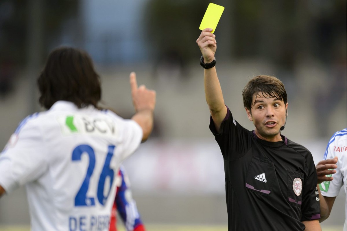 L'arbitre Pascal Erlachner avertit d'un carton jaune le joueur vaudois Adriano De Pierro, gauche, lors de la rencontre de football de Super League entre le FC Lausanne-Sport, LS, et FC Basel ...