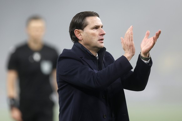 epa12586184 Young Boys head coach Gerardo Seoane reacts after the UEFA Europa League match between BSC Young Boys and Lille OSC, in Bern, Switzerland, 11 December 2025. EPA/PETER KLAUNZER