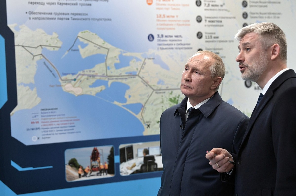 epa08088148 Russian President Vladimir Putin (L) listens to Russian Transport Minister Yevgeny Ditrikh (R) after an opening ceremony of the railway part of the Krymsky (Crimean) Bridge over the Kerch  ...