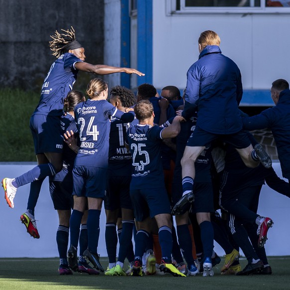 Les joueurs carougeois laissent eclater leur joie apres 2:1, lors de la rencontre de football de la Coupe Suisse des 16es de finale entre le club de Promotion League Etoile Carouge FC et le club de Su ...