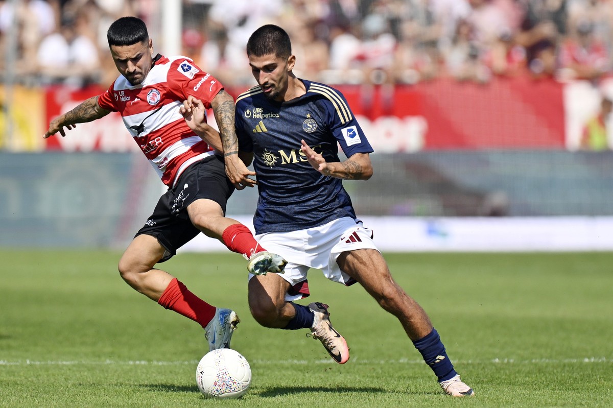 Der Winterthurer Musa Araz, links, gegen Servette's Alexis Antunes, rechts, beim Fussballspiel der Super League FC Winterthur gegen den Servette FC im Stadion Schuetzenwiese in Winterthur am Sonn ...