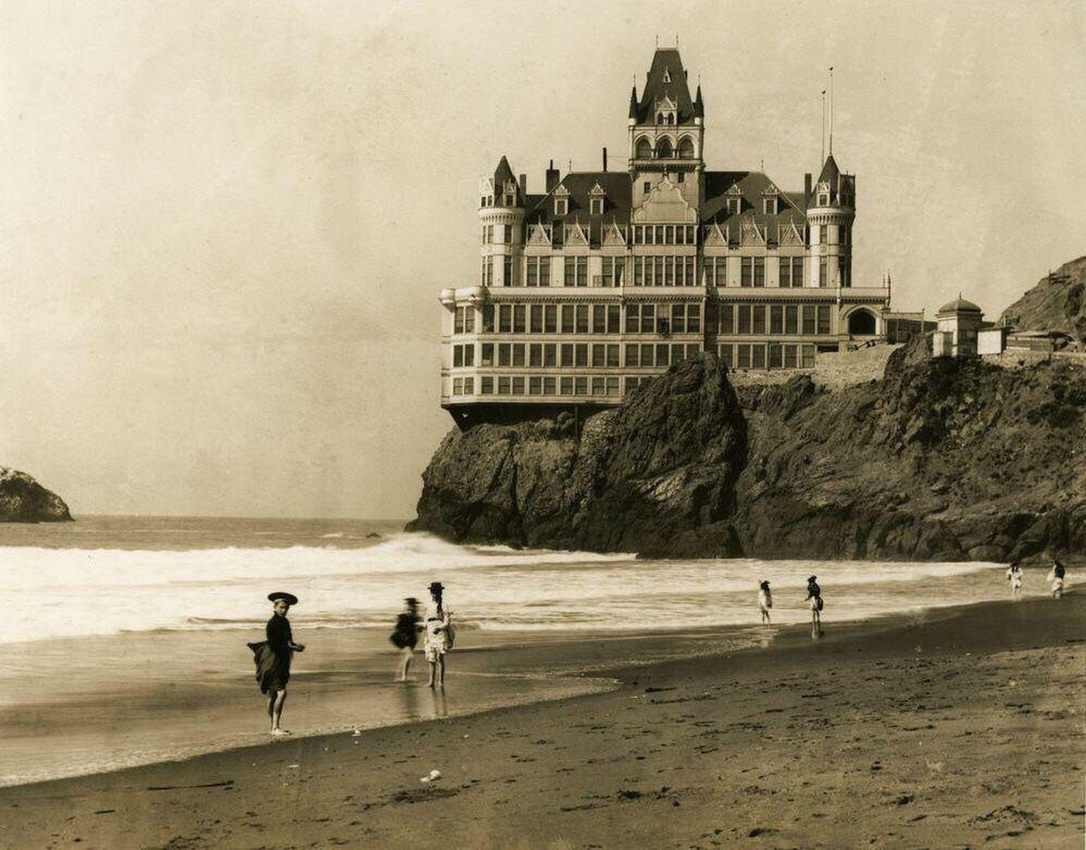 Das zweite Cliff House, das von 1896 bis 1907 stand.