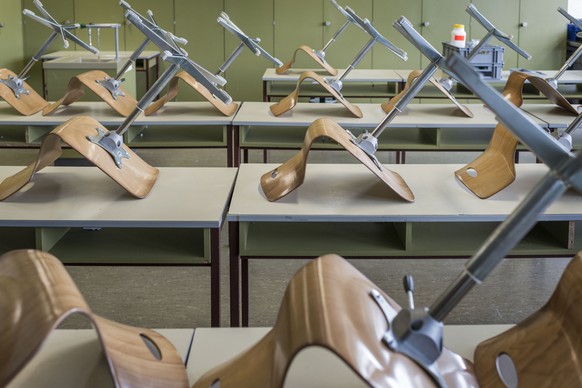 HEUTE STELLEN WIR IHNEN FOLGENDE NEUE SCHUL-SYMBOLBILDER ZUR VERFUEGUNG --- Chairs are put on pupils&#039; desks in a classroom at a high school in Suhr, Switzerland, on September 25, 2014. (KEYSTONE/ ...