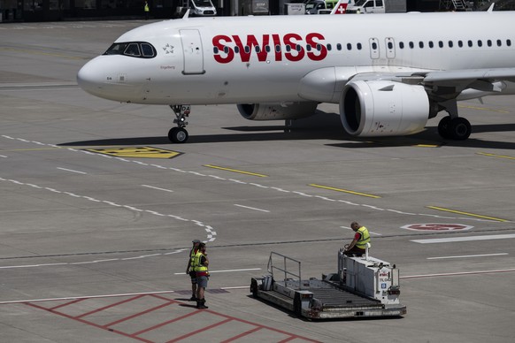 Ein Flugzeug der Swiss faehrt vom Dock aufs Rollfeld, aufgenommen am Freitag, 8. Juli 2022 auf dem Flughafen in Zuerich. (KEYSTONE/Ennio Leanza)