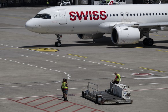 Ein Flugzeug der Swiss faehrt vom Dock aufs Rollfeld, aufgenommen am Freitag, 8. Juli 2022 auf dem Flughafen in Zuerich. (KEYSTONE/Ennio Leanza)