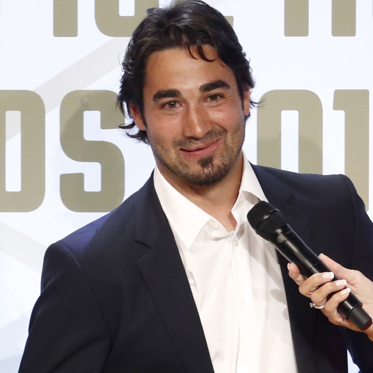 Andres Ambuehl vom HC Davos nimmt den Hockey Award fuer den Most Popular Player von Marco Gasser, Chief Sales Officer 20 Minuten, neben Moderatorin Nicole Berchtold entgegen, bei den Swiss Ice Hockey  ...
