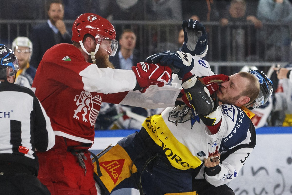 Lausanne's defender Jonas Junland, of Sweden, fights against Zug's defender Johann Morant, right, during the third leg of the playoffs semifinal game of National League A (NLA) Swiss Champio ...