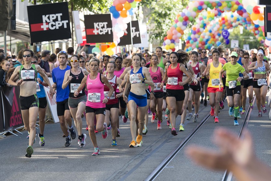Die Laeuferinnen starten zur 10 km Strecke mit Gabi Nyffeler-Berger, erste links, am 31. Schweizer Frauenlauf, am Sonntag, 11. Juni 2017 in Bern. (KEYSTONE/Thomas Delley)