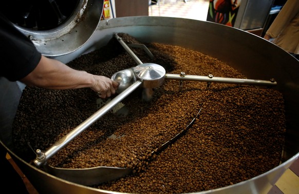 A man roasts coffee in San Jose, Costa Rica August 12, 2016. Picture taken August 12, 2016. To match Insight COSTA RICA-COFFEE/ REUTERS/Juan Carlos Ulate