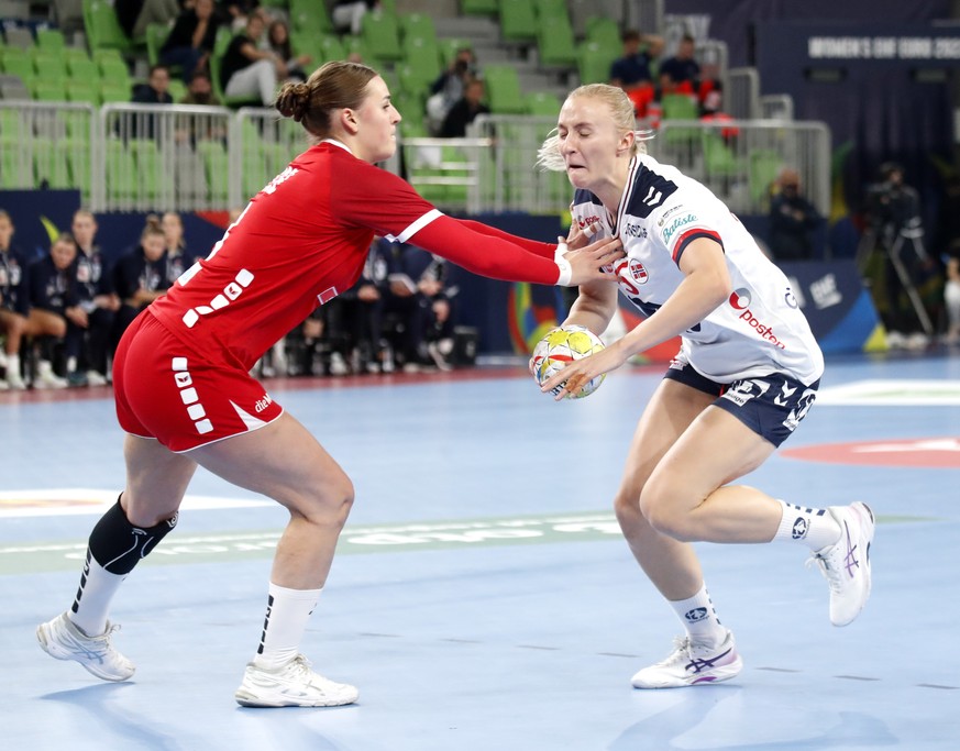 epa10291414 Henny Ella Reistad of Norway (R) in action against Xenia Hodel of Switzerland (L) during the preliminary round match between Norway and Switzerland of the Women EHF EURO 2022 in Ljubljana, ...