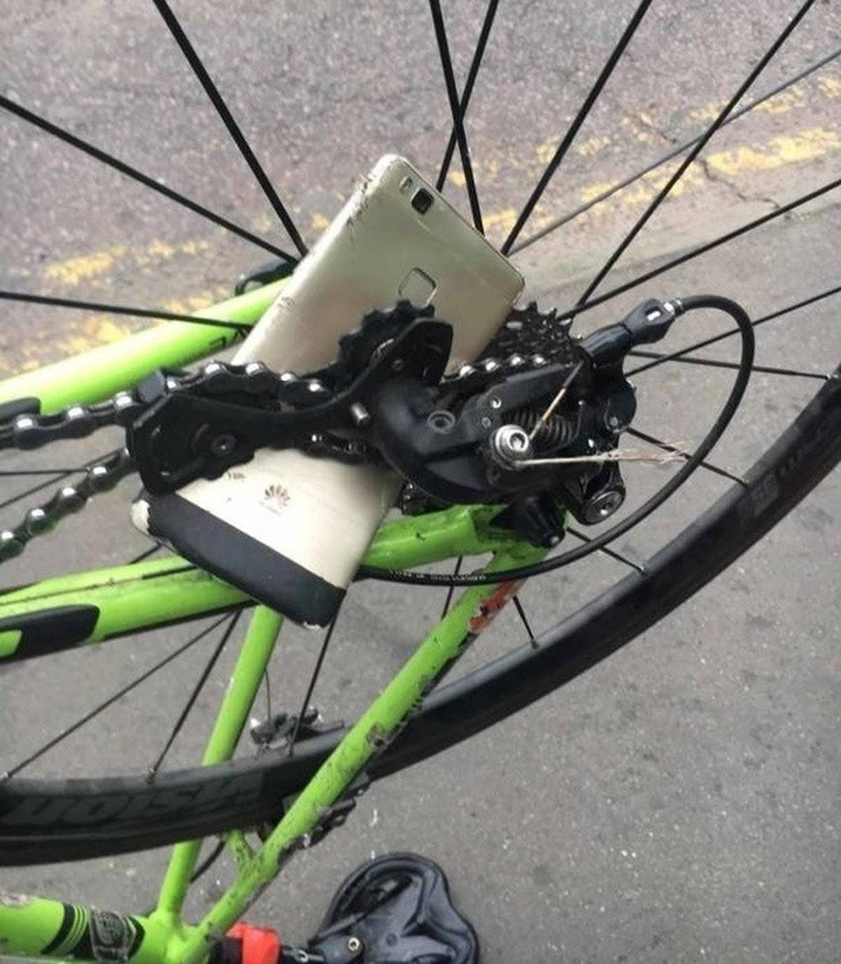Fail: Handy in Velokette eingeklemmt