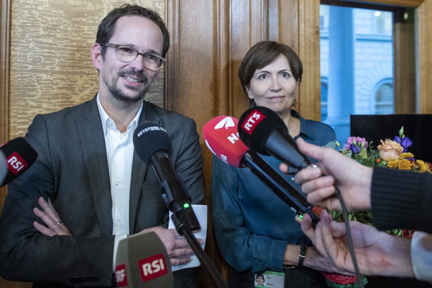 Balthasar Glaettli, Fraktionspresident der Gruenen Schweiz, und die Praesidentin der Gruenen Regula Rytz, rechts, sprechen am Point de Presse der Gruenen Schweiz nach der Fraktionssitzung, am Freitag, ...