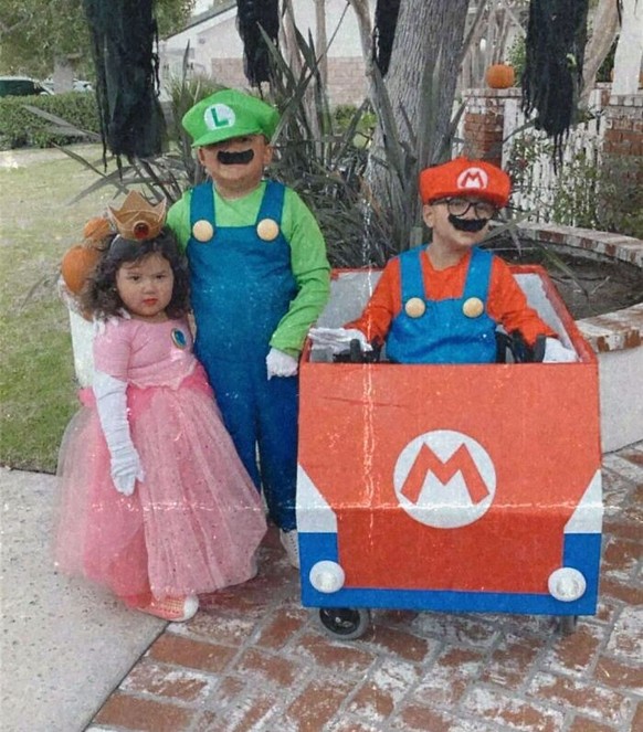 Cooles Halloweenkostüm für Kinder im Rollstuhl: Mario Kart.