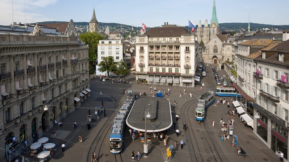 ARCHIVBILD ZUM ZUERCHER FINANZPLATZ --- Trams verkehren am Paradeplatz am Montag, 12. Juli 2010 in Zuerich. Das Hauptgebaude der Credit Suisse, die Kirche St. Peter, das Savoy Hotel, das Grossmuenster ...