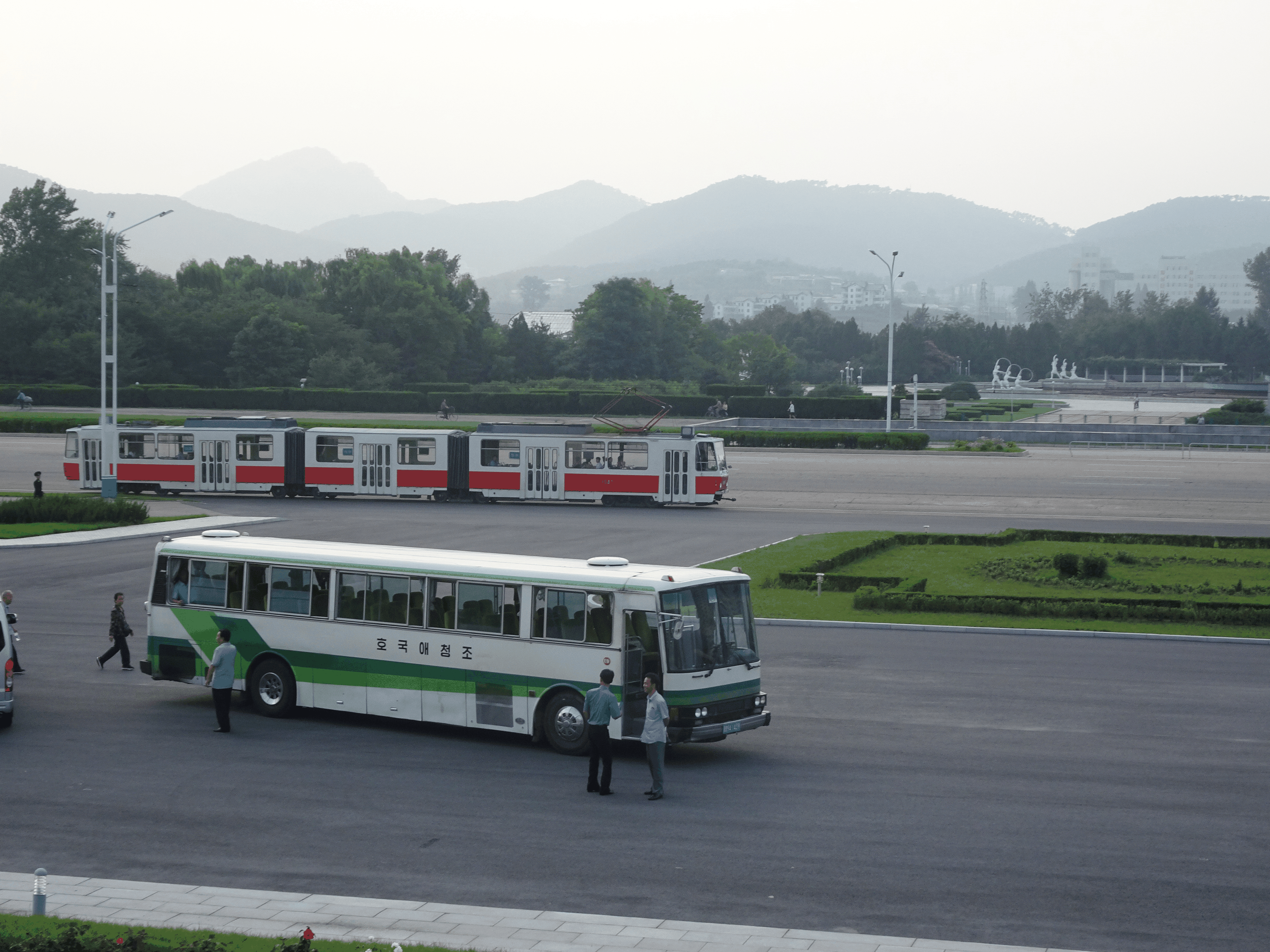 Pjöngjang hat viele Grünflächen, der Bus ist das wichtigste öffentliche Verkehrsmittel und automobilistischen Individualverkehr gibt es nicht.