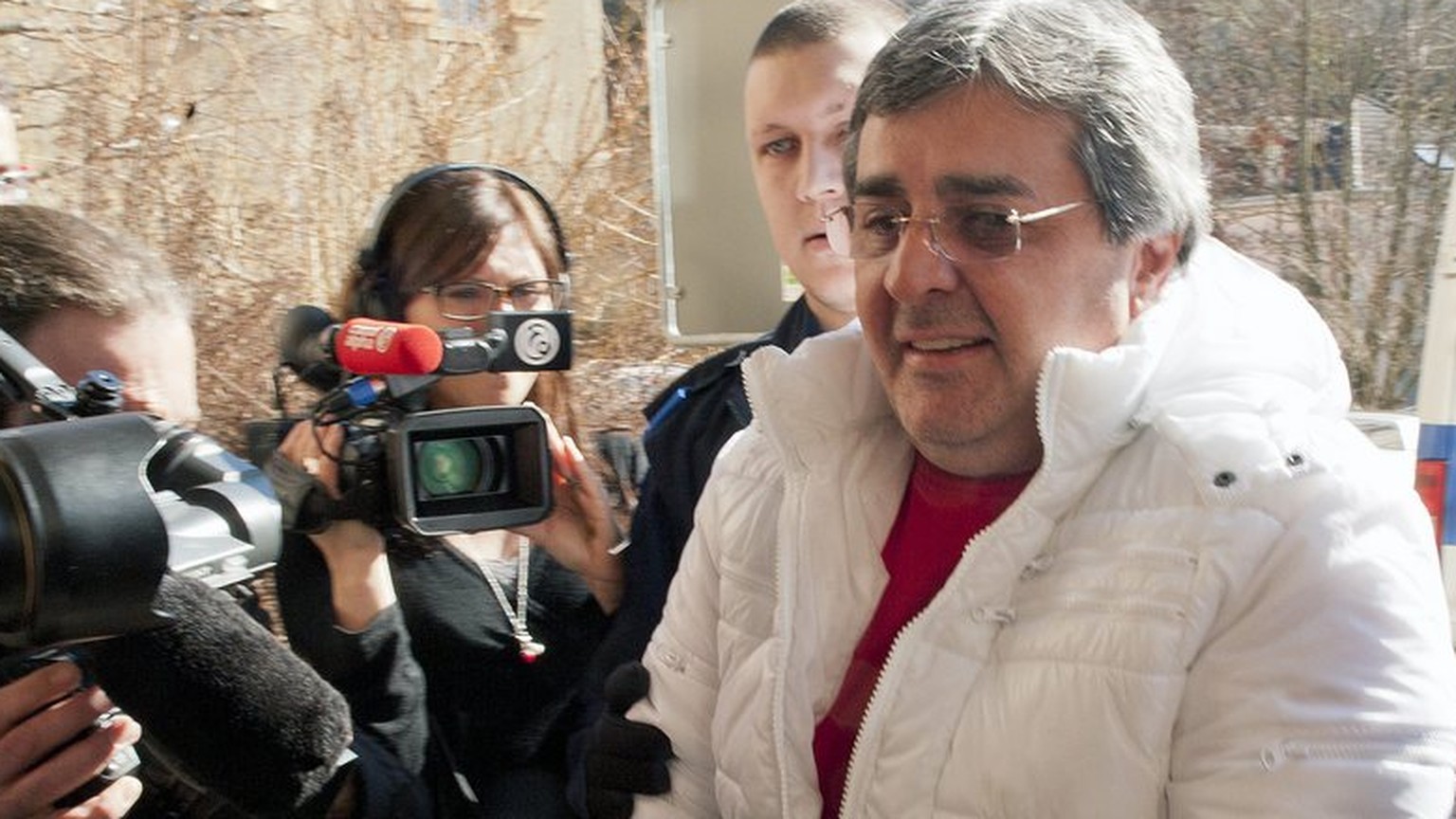 Bulat Chagaev, ancien president de Neuchatel Xamax, lors de son arrivee, menotte, au tribunal de Boudry NE, ce mercredi 29 fevrier 2012. (KEYSTONE/Sandro Campardo)