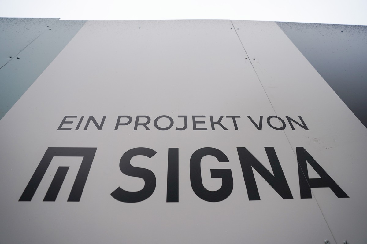ARCHIV - 29.11.2023, Hamburg: Das Logo und der Schriftzug der Signa-Gruppe ist an einem Schild zu sehen. Die Reihe von Insolvenzantr�gen der Signa-Gruppe des �sterreichischen Investors Benko setzt sic ...