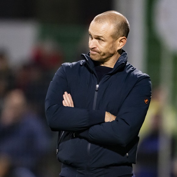 L'entraineur Alessandro Mangiarratti (YS) reagit lors de la rencontre de football de Super League entre Yverdon Sport FC et FC Basel 1893 le samedi 9 novembre 2024 au stade Municipal a Yverdon. ( ...