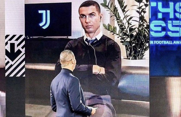 Ronaldo mit verschränkten Armen und gelangweiltem Blick.