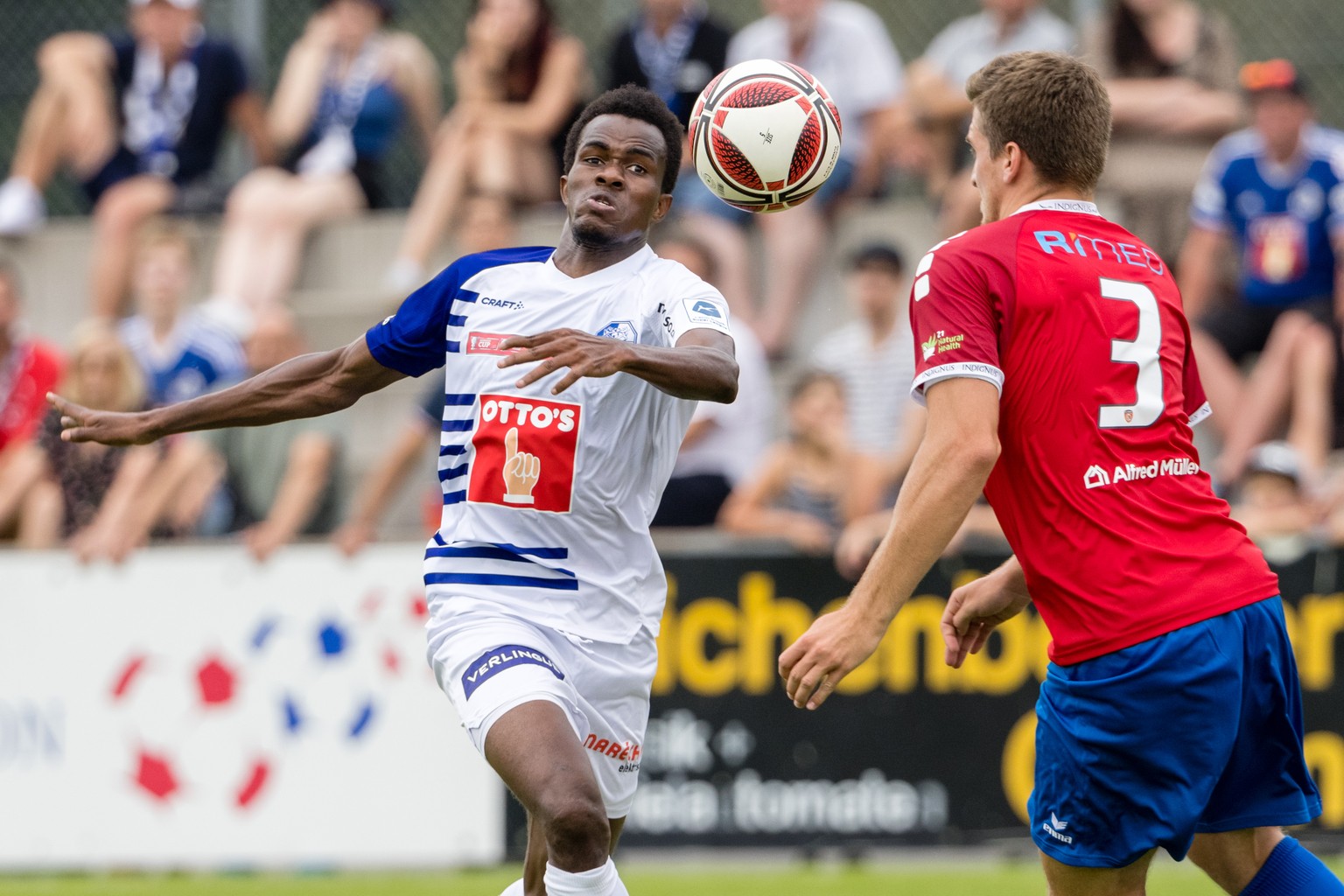 FC Luzerns Ibrahima Ndiaye (links) gegen SC Chams Fabio Niederhauser im Fussball Cupspiel zwischen dem SC Cham und dem FC Luzern am Sonntag, 15. August 2021 in Cham. (KEYSTONE/Philipp Schmidli)