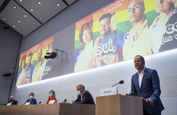 Daniel Stolz, Co-Praesident Ehe fuer alle, spricht bei einer Medienkonferenz des ueberparteilichen Komitees JA fuer alle (Ehe fuer alle), am Donnerstag, 19. August 2021, in Bern. (KEYSTONE/Peter Klaun ...