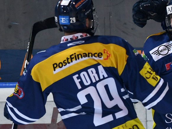 Ambri&#039;s Adrien Lauper, right, celebrates the 1-1 goal with Eliot Berthon, center, and Michael Fora, left, during the preliminary round game of National League A (NLA) Swiss Championship 2016/17 b ...