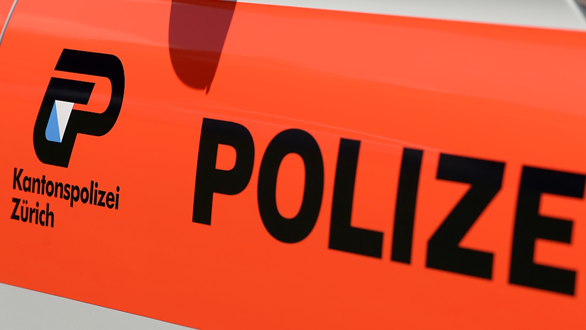 Horgen ZH: Mitarbeiter fährt in Autowerkstatt Kollegen an die Wand