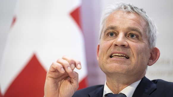 Bundesrat Beat Jans, spricht an einer Medienkonferenz ueber die innerstaatliche Umsetzung der Schutzklausel zum Freizuegigkeitsabkommen (FZA), am Mittwoch, 14. Mai 2025, im Medienzentrum Bundeshaus in ...