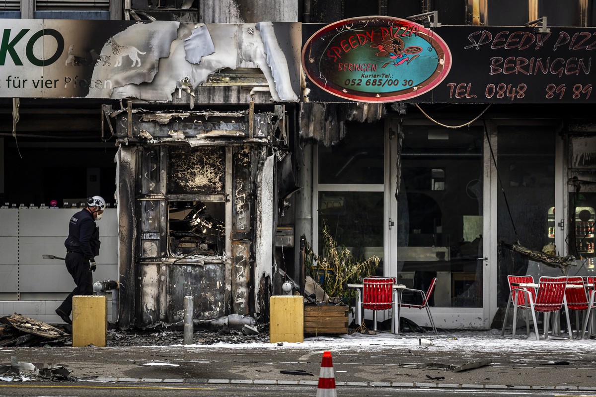 Einsatzkraefte vor Ort nach einer Explosion eines Geldautomaten mit anschliessendem Feuer, am Montag, 19. Oktober 2026 in Beringen, Kanton Schaffhausen. Am Montag haben unbekannte Taeter einen Bankoma ...