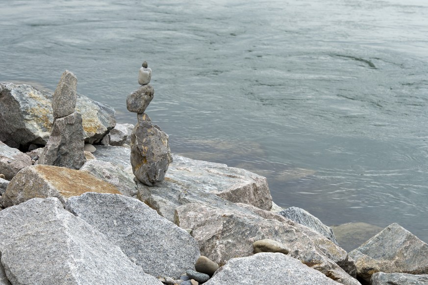 Ein Steinmaennchen am neu gestalteten Elsaesserrheinweg, fotografiert in Basel am Samstag, 23. April 2016. Der neu eroeffnete, grenzueberschreitende Rheinuferweg fuehrt von der Dreirosenbruecke in Bas ...