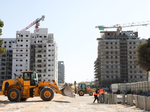 epa09544933 A general view on a new residential project under construction in the Israeli settlement of Beit El, near the West Bank Palestinian city of Ramallah, 25 October 2021. The Israeli governmen ...